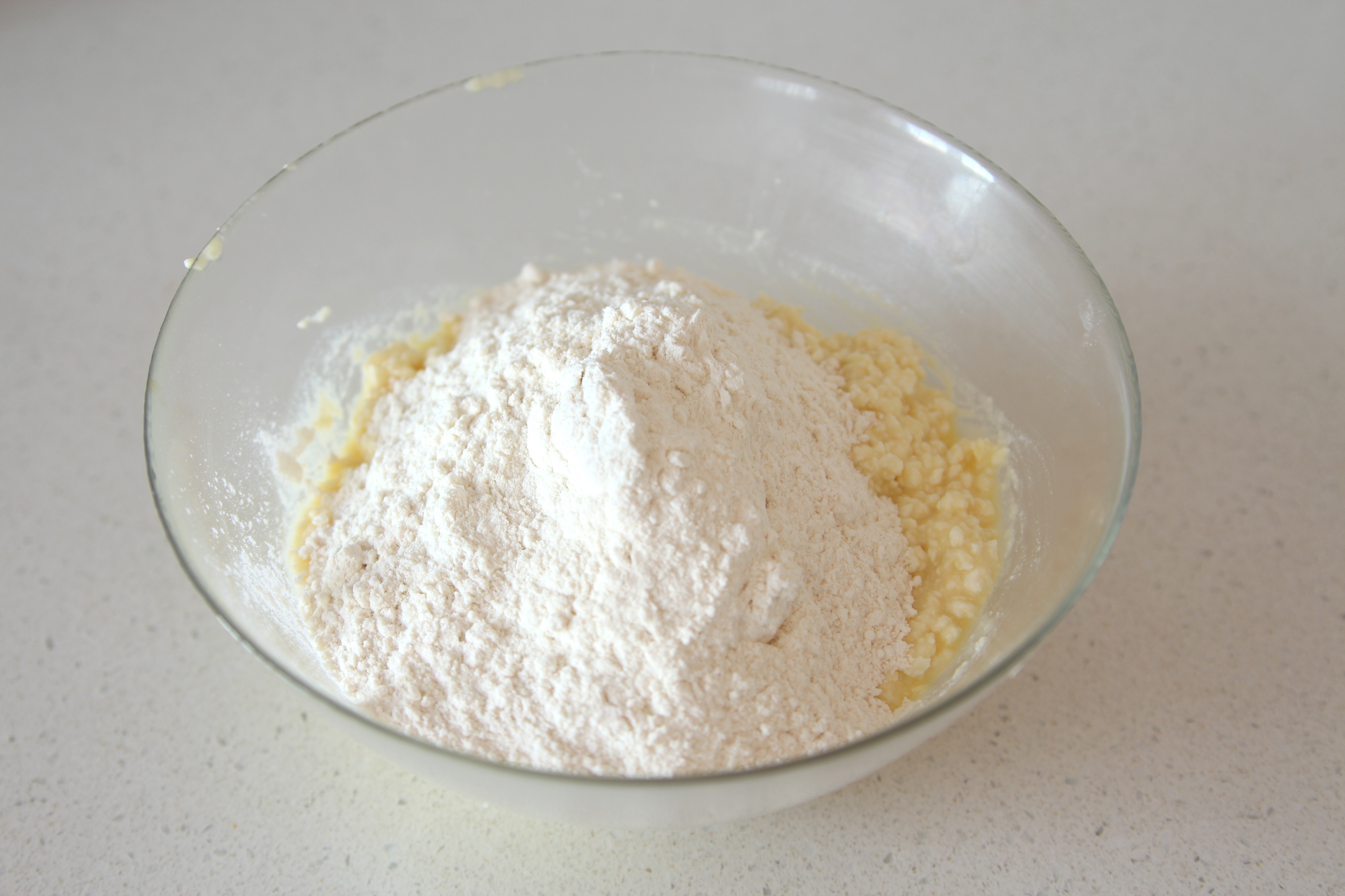 シルニキレシピ-ロシアのチーズパンケーキ 小麦粉を追加します。 <br>よくかき混ぜます。 <br>豆腐生地になります。 ?>