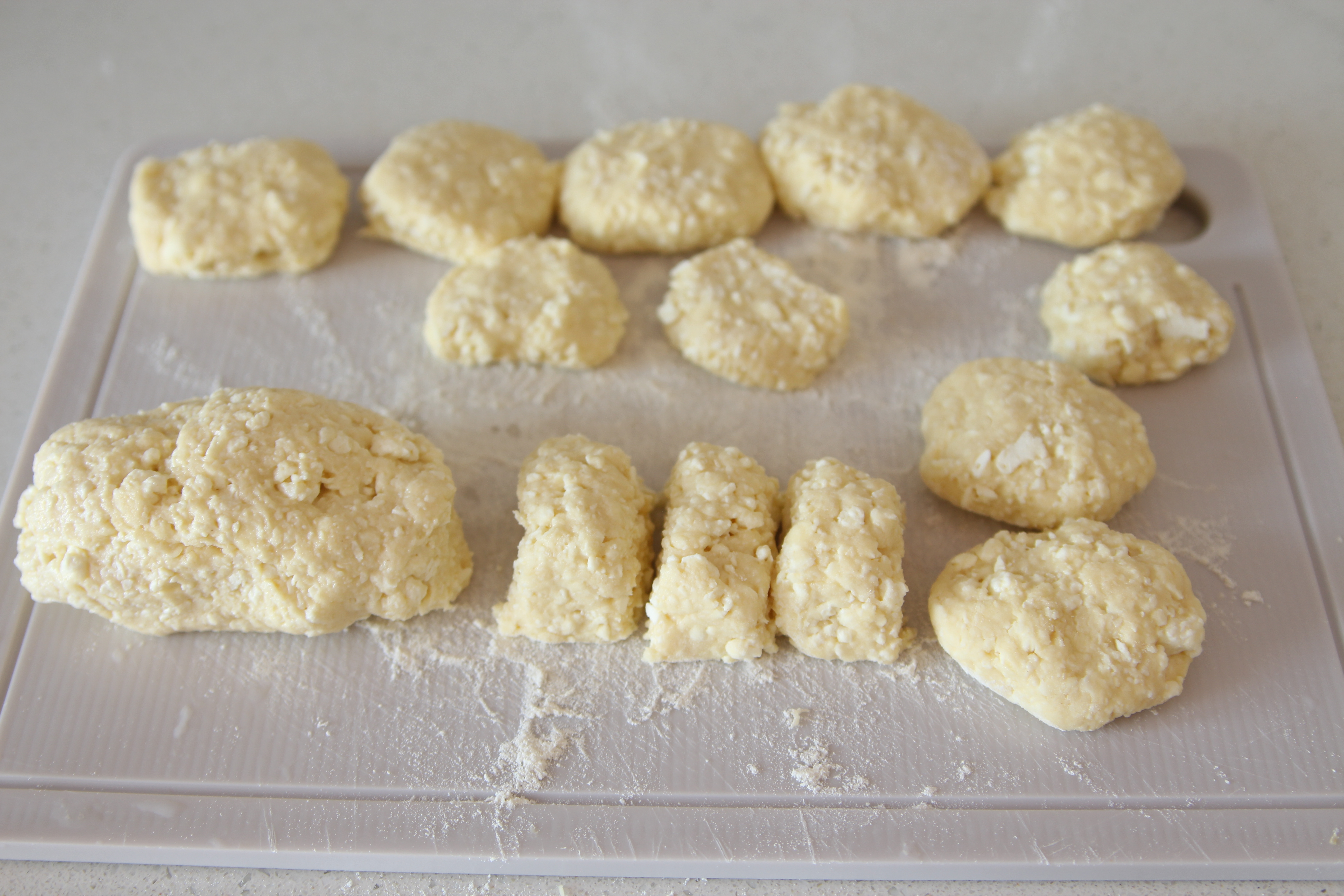 Рецепта Сирники - руски сирена палачинки Нарежете тестото на еднакви парчета. Оформяме торти с ръце. ?>