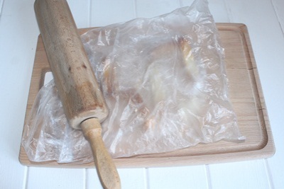 Breadcrumbs, Roll crackers on a cutting board. This method is more accurate, crumbs will fly away less. ?>