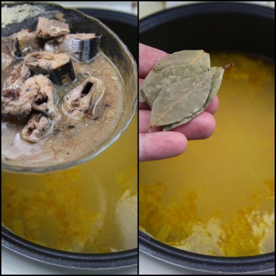 Po 45 minutach dodaj do zupy saury. <br> Dodaj liść laurowy, przyprawy. <br> Kontynuuj gotowanie zupy przez 15 minut. ?>