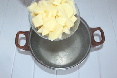 Sopa de champiñones Agregue las papas al caldo hirviendo. Cocine por 10 minutos. Condimentar con sal y pimienta. ?>