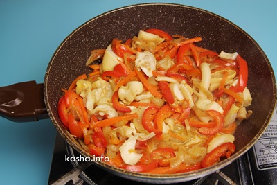 Kagylóhús zöldségekkel Keverjük össze és főzzük 3 percig közepes lángon. ?>