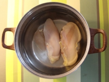 オリヴィ 鶏肉を洗って茹でます。 ?>