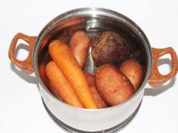 Vinaigrette Vi vasker og koger kartofler, gulerødder, rødbeder. ?>