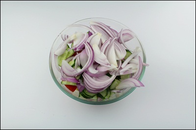 Rendezvous salad Aggiungi la cipolla nell'insalatiera. ?>