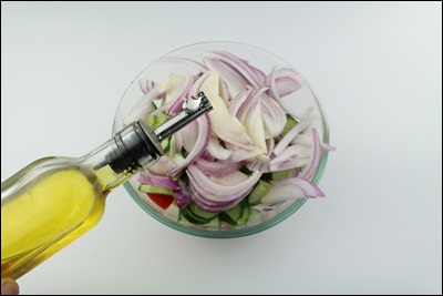 Rendezvous salad Salare, aggiungere l'olio, mescolare bene. ?>