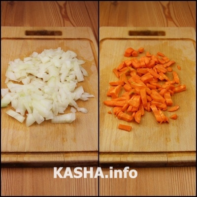Cipolle, sbucciate e tagliate. Pelare le carote, tritarle finemente.