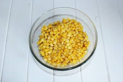Sałatka z kukurydzą i grzybami Dodaj kukurydzę. ?>