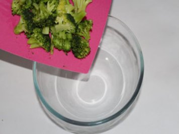 Sałatka z brokułów i paluszków krabowych Dodaj brokuły do ​​salaterki. ?>