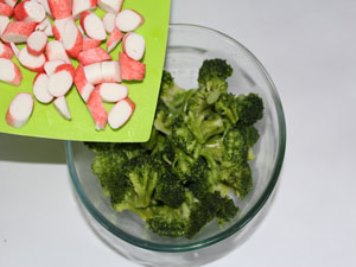 Sałatka z brokułów i paluszków krabowych Dodaj paluszki krabowe do salaterki. ?>
