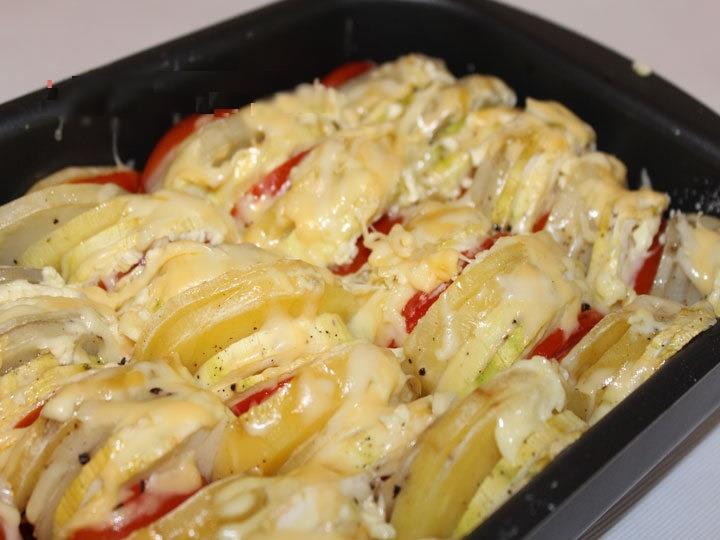 Cazuela de patatas con calabacín y tomates
