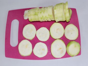 Potatisgryta med zucchini och tomater Skala zucchinin och skär i cirklar ?>