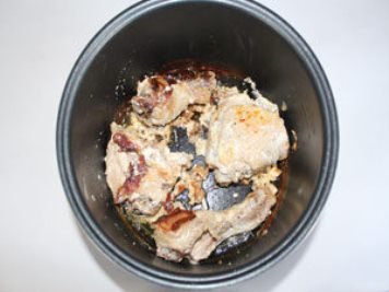 鸡在慢炖锅 关上盖子，放入慢炖锅中，我们将决定（烘烤）50分钟。 50分钟后，鸡肉和土豆就准备好了。 ?>