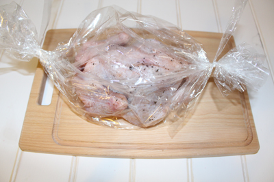 Kylling fyldt med boghvede Sæt kyllingen i ærmet. Lav et par huller i ærmet, så luften kommer ud. Vi sætter kyllingen i en forvarmet ovn i en time ved en temperatur på 200 grader. ?>