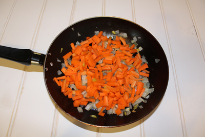 Pollo relleno de trigo sarraceno Agrega las zanahorias. ?>