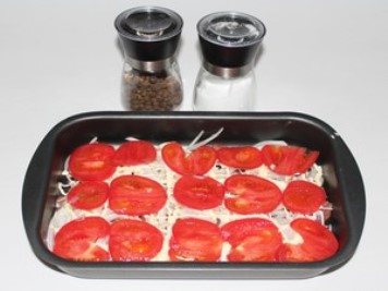 hranolky Položte rajčata na plech, sůl a pepř. Pošlete do trouby předehřáté na 180-200 stupňů po dobu 40-50 minut. ?>
