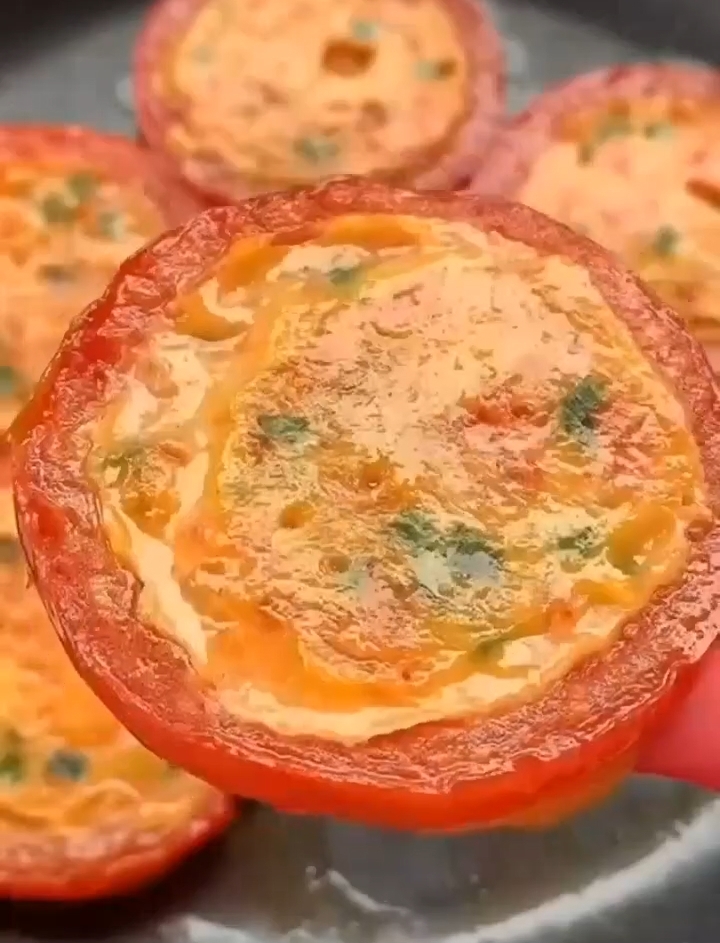 Яичница с помидорами Приятного аппетита! ?>