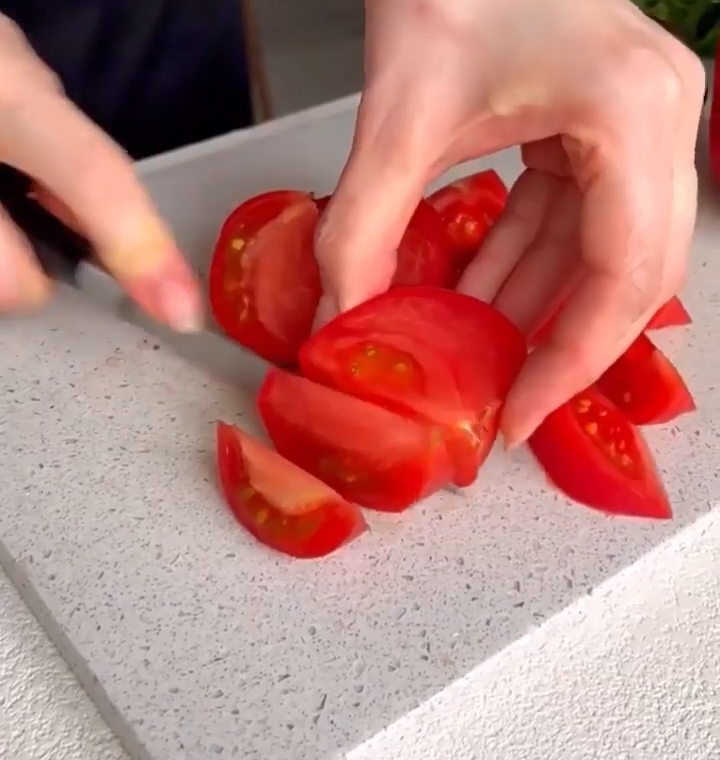 揚げナスのサラダ トマトを切る。 ?>