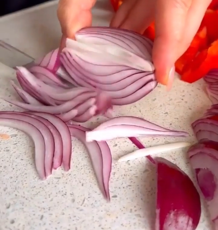 Salad with fried eggplant Chop the onion. ?>