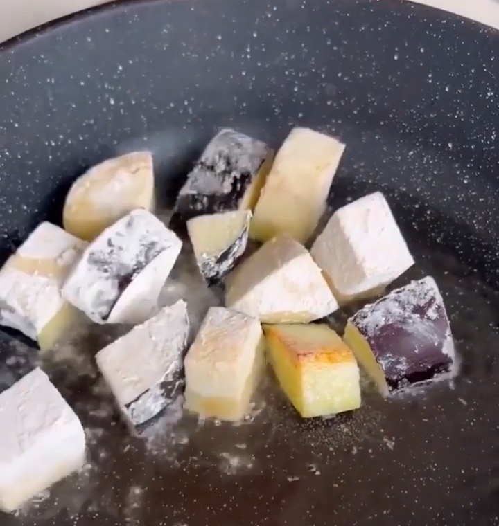 Salada com berinjela grelhada Frite por 3-4 minutos de cada lado. ?>