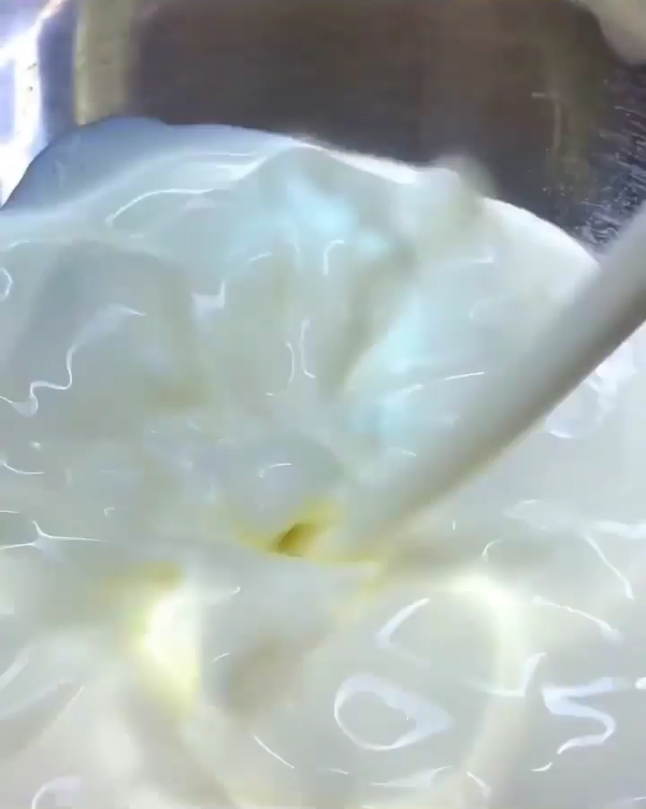 赏金冰淇淋 将奶油倒入一个大碗中。 ?>