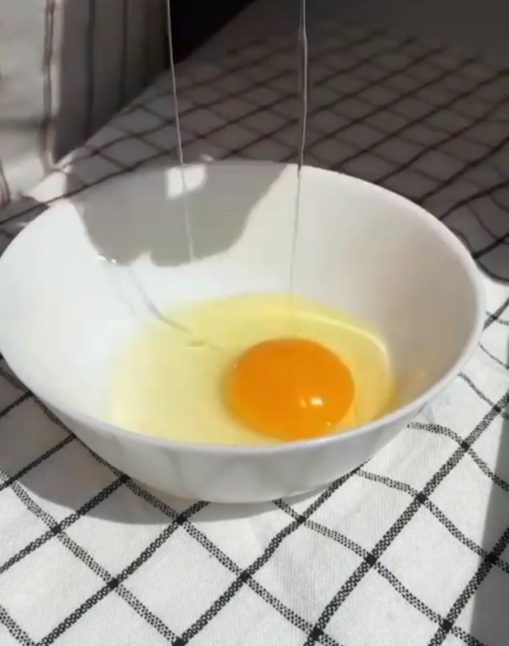 Pandekage på kefir Vi bryder ægget i en separat plade. ?>