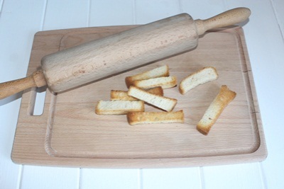 Chapelure Pour broyer les biscuits, utilisez un rouleau à pâtisserie pour les rouler sur une planche à découper.