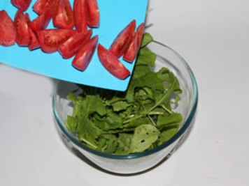 Salade à la roquette Ajoutez les tomates.