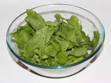 Salade à la roquette Lavez et séchez la roquette.