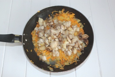 Salad with corn and mushrooms Add carrots, fry a little.