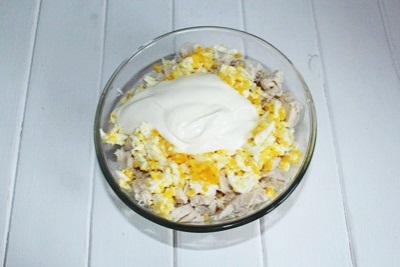 Salad with corn and mushrooms Add mayonnaise. Mix the salad well.