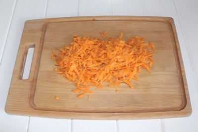 Salad with corn and mushrooms Grate carrots on a coarse grater.