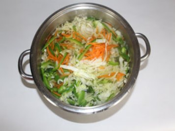 Salade de nouilles transparente Faites bouillir les légumes pendant 7 minutes dans de l'eau bouillante. Jetez les légumes finis dans une passoire.