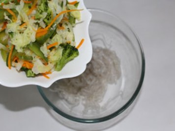 Salade de nouilles transparente Mélangez les légumes et les nouilles.