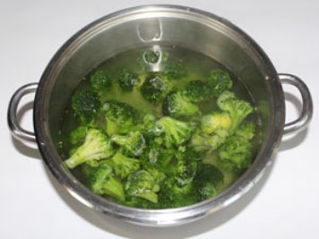 Insalata di broccoli e bastoncini di granchio Lessare i broccoli (7 minuti in acqua bollente).