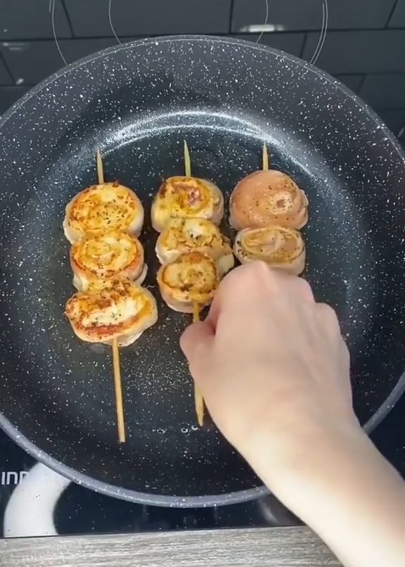 在烤肉的鸡胸脯在串。 另一方面煎炸。