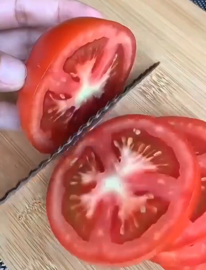 Huevos revueltos con tomates Cortamos los tomates en anillos.