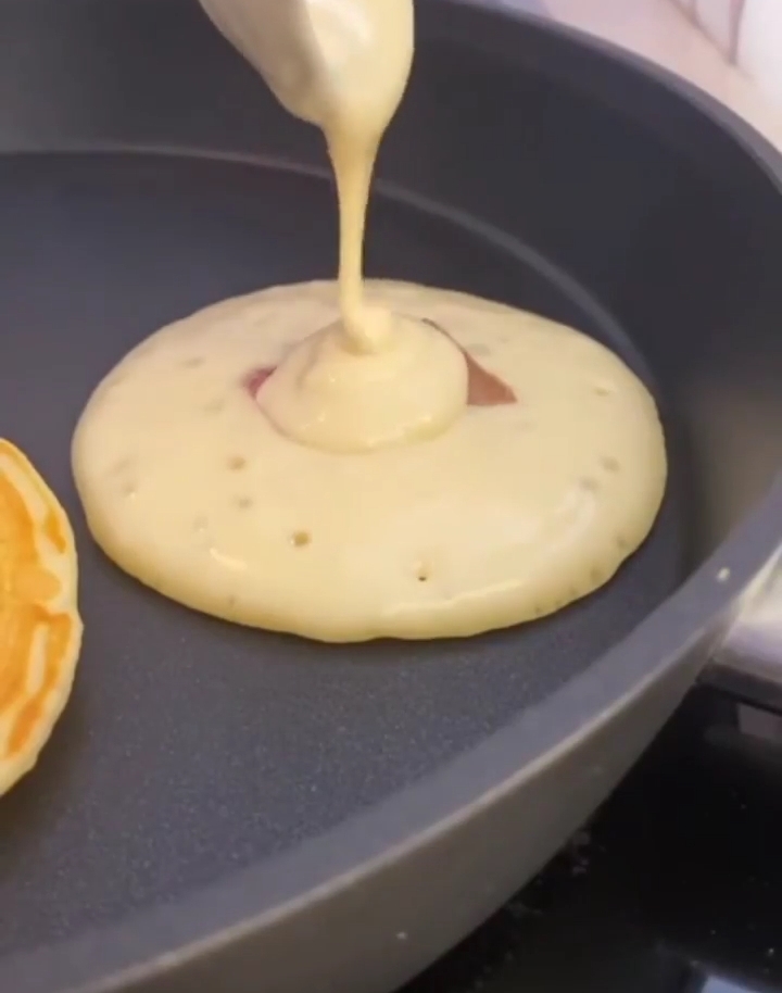 Pancake on kefir Pour the chocolate dough.