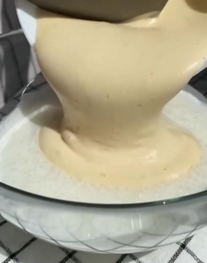 Pancake on kefir Mix the egg mass and kefir. Mix it up.